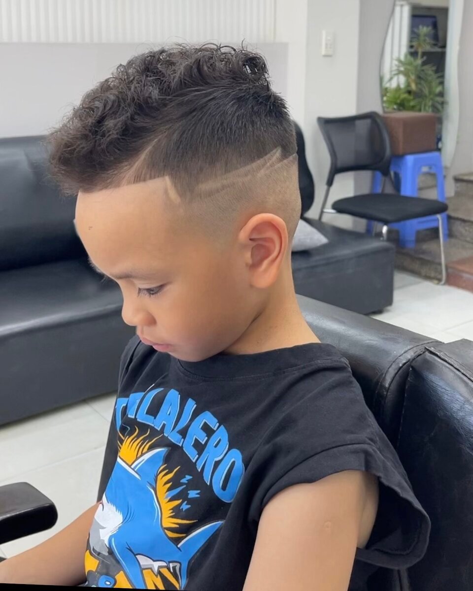 Cắt tóc trẻ em Skin Fade kẻ vạch chụp nghiêng tại Tùng Matthew Vũng Tàu