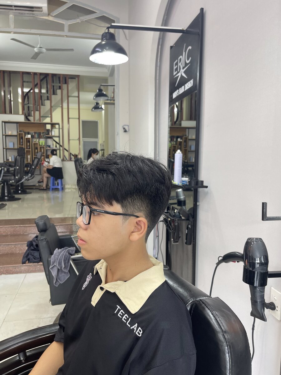 Kiểu tóc Side Part nam chụp nghiêng tại Tùng Matthew Vũng Tàu